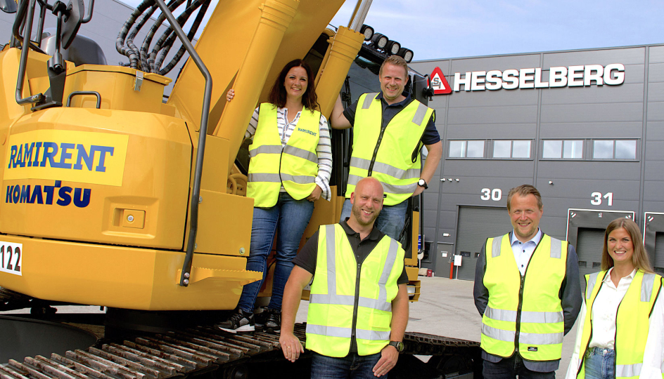 - Samarbeidsavtalen er en vinn-vinn-avtale for begge parter, påpeker Key Account Manager i Ramirent Norge; Rune Martin Olsen (stående t.h. på Komatsu-gravemaskinen), her sammen med markedssjef Belinda Sandberg(t.v.), salgsrådgiver anlegg Petter W. Bråthen i Ramirent samt salgssjef Håkon Emil Bayard og markedskoordinator Malin Nygård i Hesselberg Rental AS.