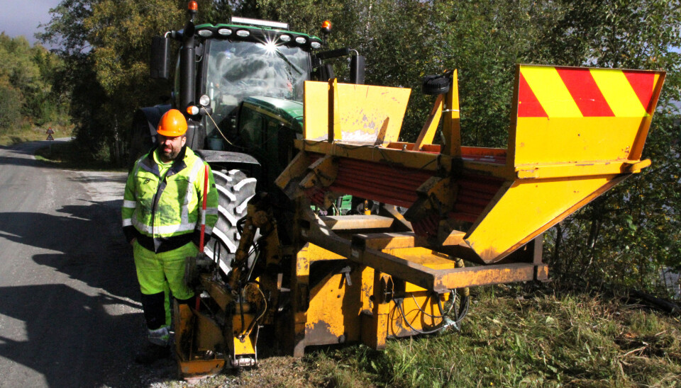 - Jeg kunne klart meg med en mindre traktor til å sette ut brøytestikker, men 6Ren er god å ha når jeg brøyter, sier Mekal Andreas Røliaunet.