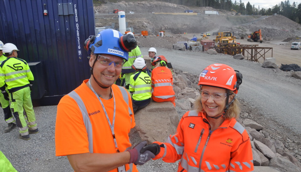 Takk for jobben så langt og gratulerer med dagen, sier prosjektleder i Skanska, Bjarte Næss, til prosjektleder i Statens vegvesen, May Bente Hiim Sindre.