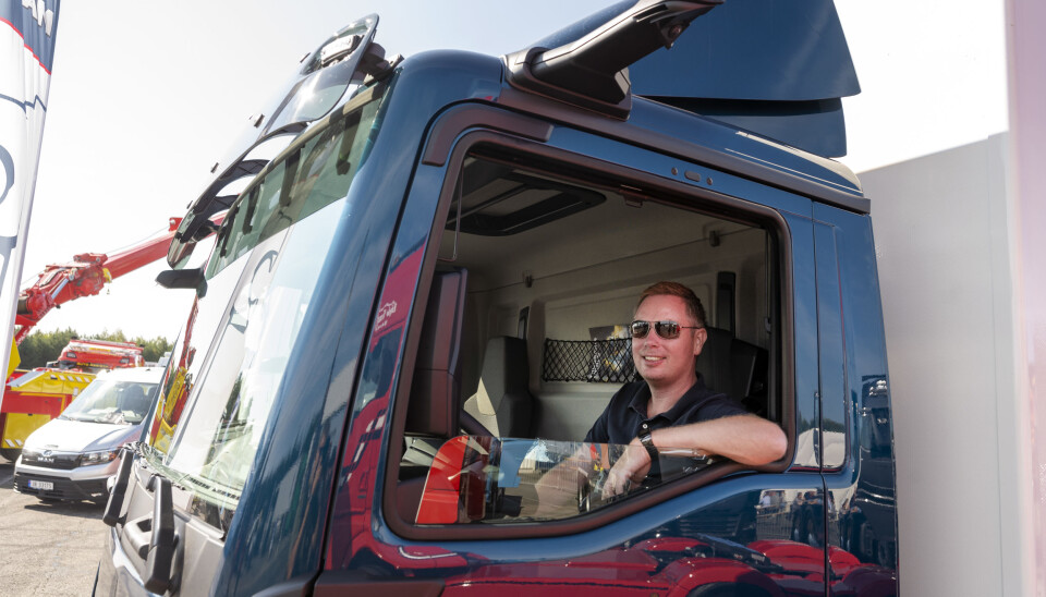 SNIKTITT: MAN-selger Simen Bragelien kunne med egne øyne prøve de nye speilene for første gang.