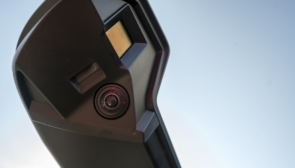 2 OBJEKTIVER: Det er to objektiver som setter sammen til ett bilde.