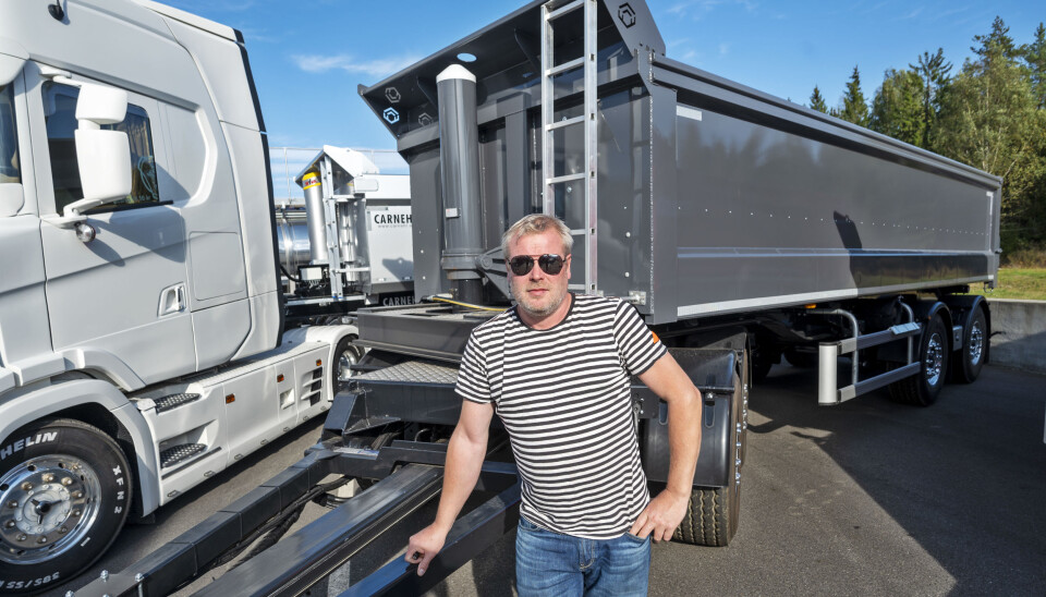 SATSNING: Odd Vegar Kolstad vil satse mer mot ferdigvare-markedet. Den fireakslede hengeren i aluminium fra spanske OVOX veier bare sju tonn.