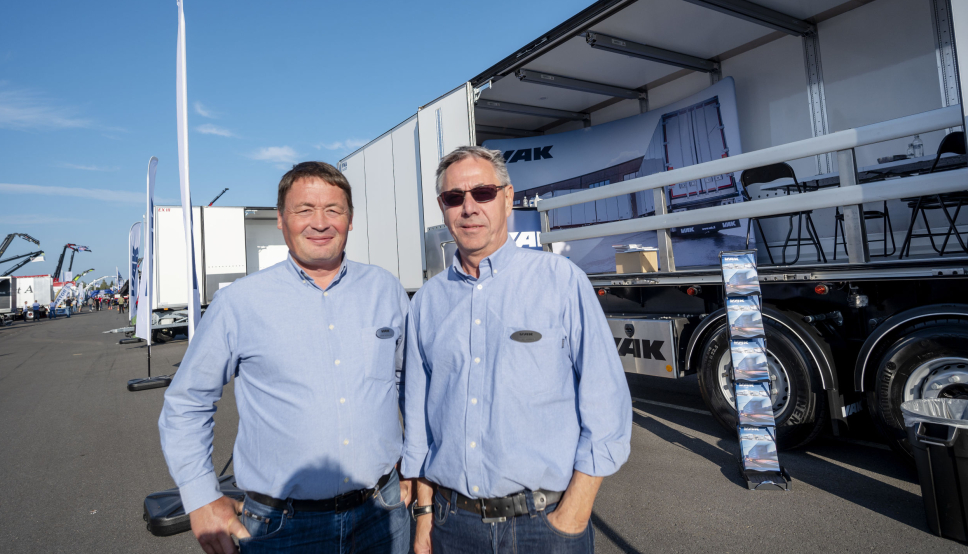 FORNØYDE: Salgssjef Stefan Bjørklund (t.v.) og selger i Norge, Geir Strande er strålende fornøyd etter det første driftsåret til VAK i Norge.