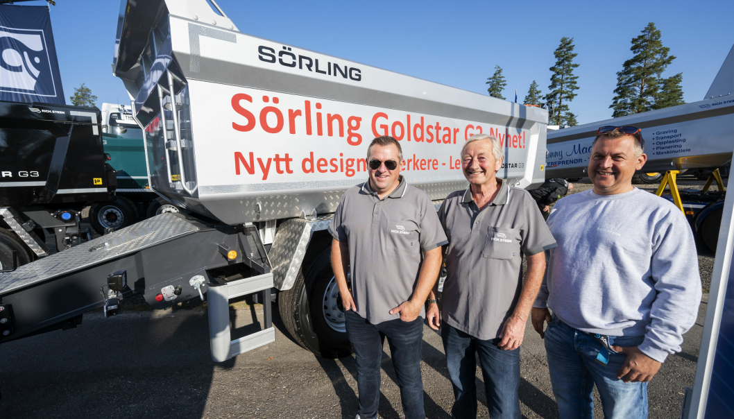 NY VERSJON: Morten Rognås (t.v.), Øystein Engh og Sveinung Leine i Rich. Steen har store forhåpninger til den den tredje generasjonen Goldstar dumperkasse fra Sörling.
