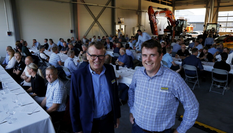 STOLTE: Styreleder og gründer Kåre Rosendal (t.v.) og daglig leder Tor Anders Høgaas ønsket rundt 100 gjester velkommen til stor fest i servicelokalene. Foto: Klaus Eriksen