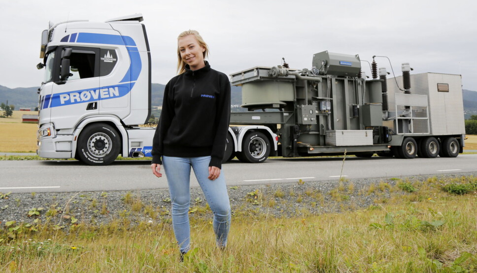 TIDLIG BESTEMT: - Jeg har alltid sagt at jeg skal kjøre lastebil, sier Thea Stridshol med sin Scania R580 i bakgrunnen. Foto: Klaus Eriksen