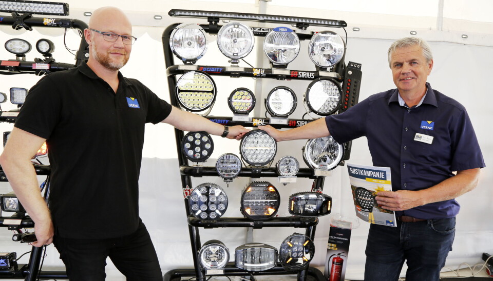 LYS OG VARME: Frode Åby (salg) og produktansvarlig Tron Roar Harsjøen (t.h.) viser 1000-meteren med innebygget varmeelement. Foto: Klaus Eriksen LYS OG VARME: Frode Åby (salg) og produktansvarlig Tron Roar Harsjøen (t.h.) viser 1000-meteren med innebygget varmeelement. Foto: Klaus Eriksen