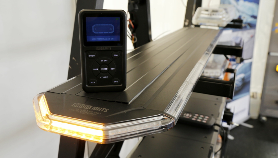 TYNN: Briod Horizon LED varsellysbjelken er 2,5 cm høy og har trådløst styringspanel.