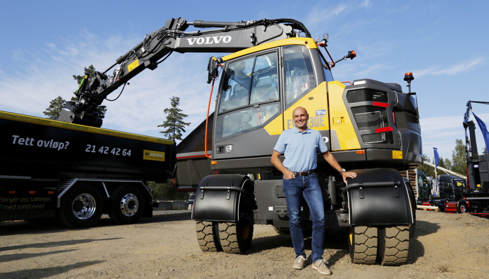 KORT: - Denne er kort og veldig kompakt, men med hytte som på større hjulgravere, sier salgsdirektør David Kristianslund i Volvo Maskin AS. Foto: Klaus Eriksen