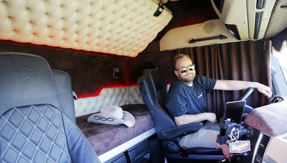 HER KAN MAN TRIVES: Anders Ingebretsen i hytta på bilen sin. Øvrige kommentarer er unødvendig. Foto: Klaus Eriksen