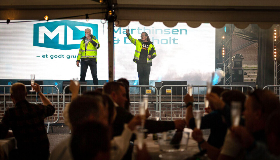 Administrerende direktør Frank Duvholt og konferansier Heljar Berge utbrakte en skål for ny logo.