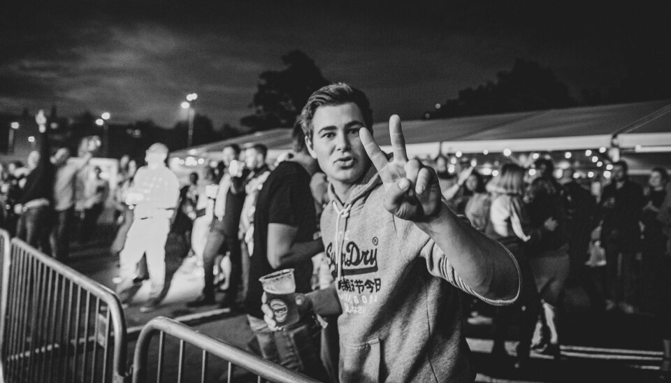 Festivalfølelsen var helt klart til stede blant de flere hundre ansatte med følge fredag kveld.