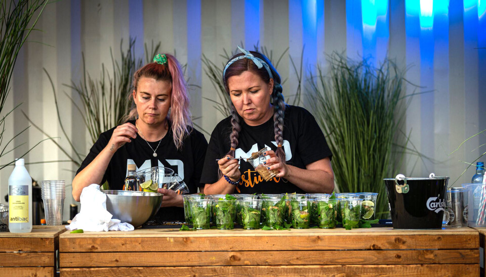 Det lokale event-selskapet «Extol» hjalp til med gjennomføringen av festivalen. All drikke ble servert ved bordene.