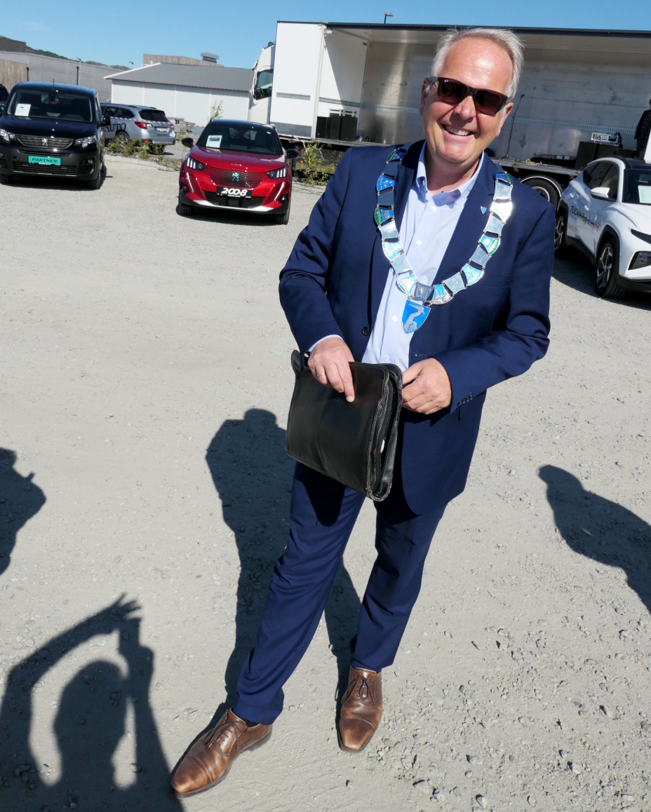 ÅPNET: Ordfører Sigmund Lier, Tysvær kommune, sto for den offisielle åpningen og besøkte senere utstillerne.