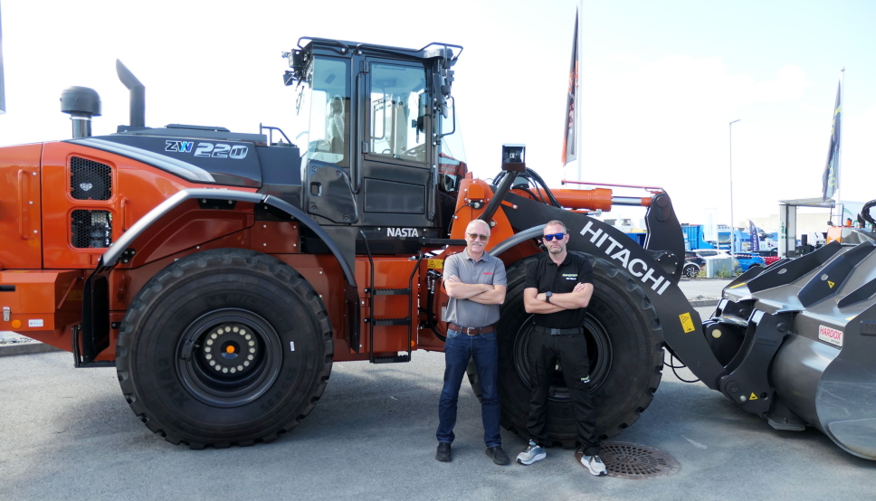 TREKKPLASTER: Ola Bjørn Haugsland (t.h) og Bjarne Bøe (Nasta) foran hjullasteren Hitachi ZW220LC som nylig kom til Norge. Foto: Bjørn E. Eriksen