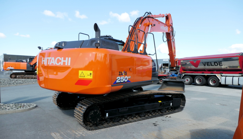GRAVER: Hitachi-gravene ZX 250LC hadde fått sentral plassering med god plass for nærmere studier.
