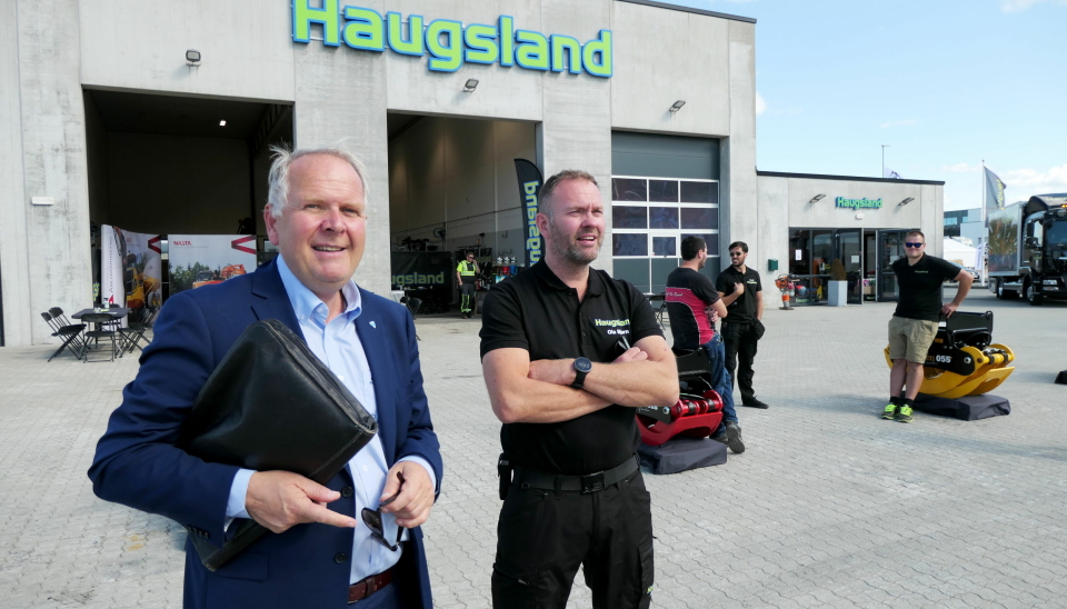 HILSTE PÅ: Ordfører Sigmund Lier (t.v.) i Tysvær kommune har tidligere innviet anlegget og var på plass for å hilse på Ola Bjørn Haugsland og staben.