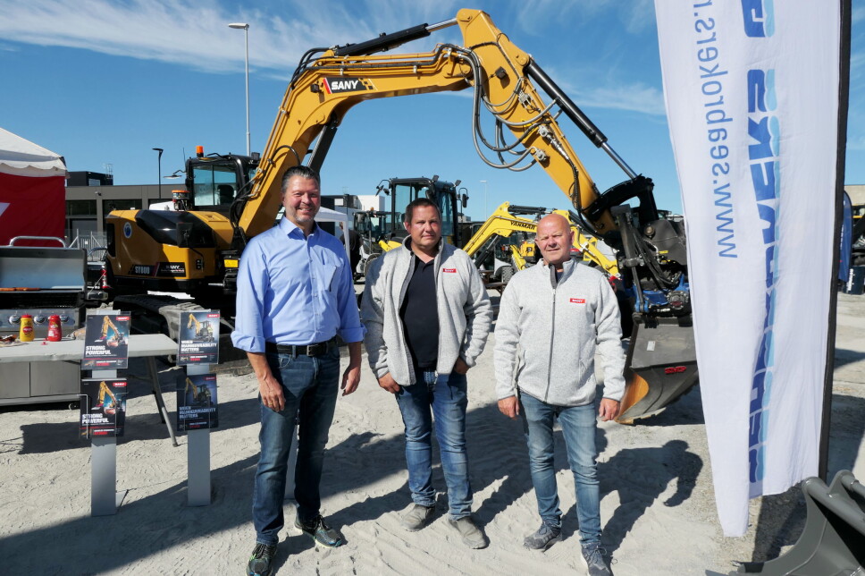 BREDDE: Nå gleder Seabrokers Havnekraner AS seg til å trappe opp virksomheten med Sanys anleggsmaskiner. Fra v. Europasjef Jochen Schmitt, daglig leder Ommund Vareberg og Trygve Tesaker - Key Account Manager Sany. Foto: Bjørn E. Eriksen