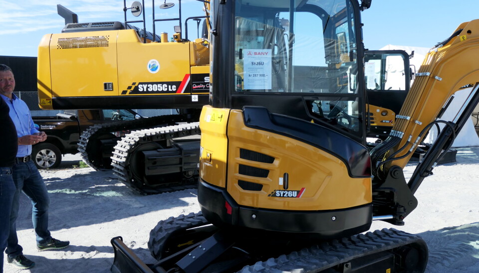 SENTRALE: Sany SY26U i forgrunnen og med en vekt på 2760 kg ble solgt på stedet, her med 32-tonneren Sany SY305C LC som bakgrunn.
