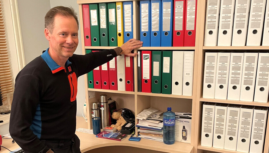 Adm. direktør Øystein Rushfelt foran det eldste arkivet. Det digitale arkivet som nå avleveres til Arkivverket omfatter perioden 2008-2021.