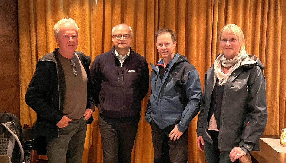 Fra venstre: Førstearkivar Torkel Thime i Arkivverket, finansdirektør Alexander Krogh i Nussir, adm. direktør Øystein Rushfeldt i Nussir og Ingrid Nøstberg, Norsk bergindustriarkiv.
