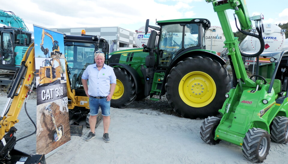 NØKKELPRODUKTER: Selger Roar Gundegjerde hos Felleskjøpet foran skreddersydde produkter for Sapiomessen. Foto: Bjørn E. Eriksen