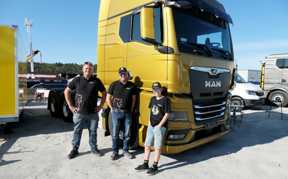TIL JØRPELAND: Kristoffer Ellingsen (f.v.) og Kristian Saltvedt med junior Johan, med nye MAN TGK som ble levert til Alf Martinsen på Jørpeland etter utstillingen. Foto: Bjørn E. Eriksen