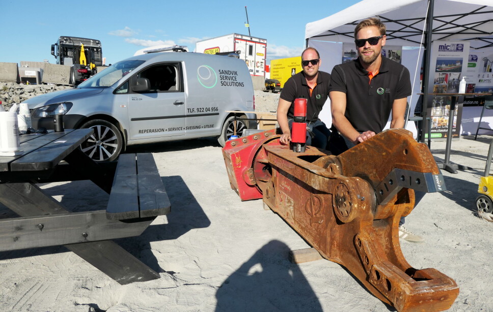 RUSTEN MEN GOD: LaBounty-saksen er rusten, men god i drift når vi fikser den opp, sier Per Inge Sandvik med Bjørn Smith bak. Foto: Bjørn E. Eriksen