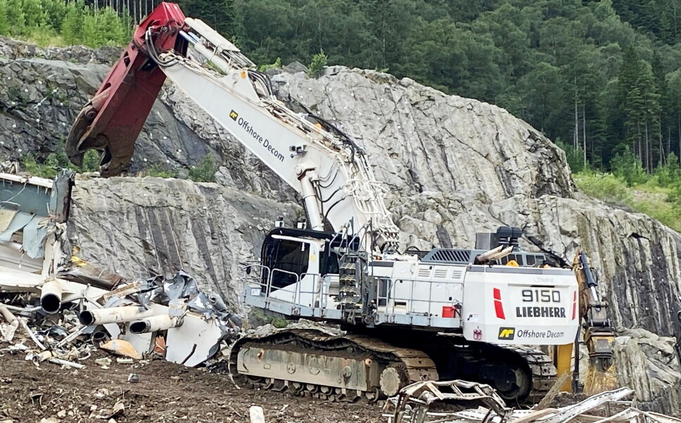 KJEMPE: Uken før Sapiomessen var Per Inge Sandvik på serviceoppdrag på en Liebherr 200-tonner med LaBounty saks. (Foto: Privat)