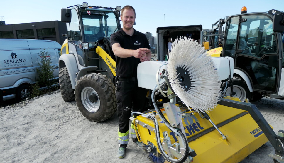 ELEKTRISK: Den nye Kramer 55E med Tuchel-Sweep feieutstyr presenteres av Alexander Apeland. Foto: Bjørn E. Eriksen