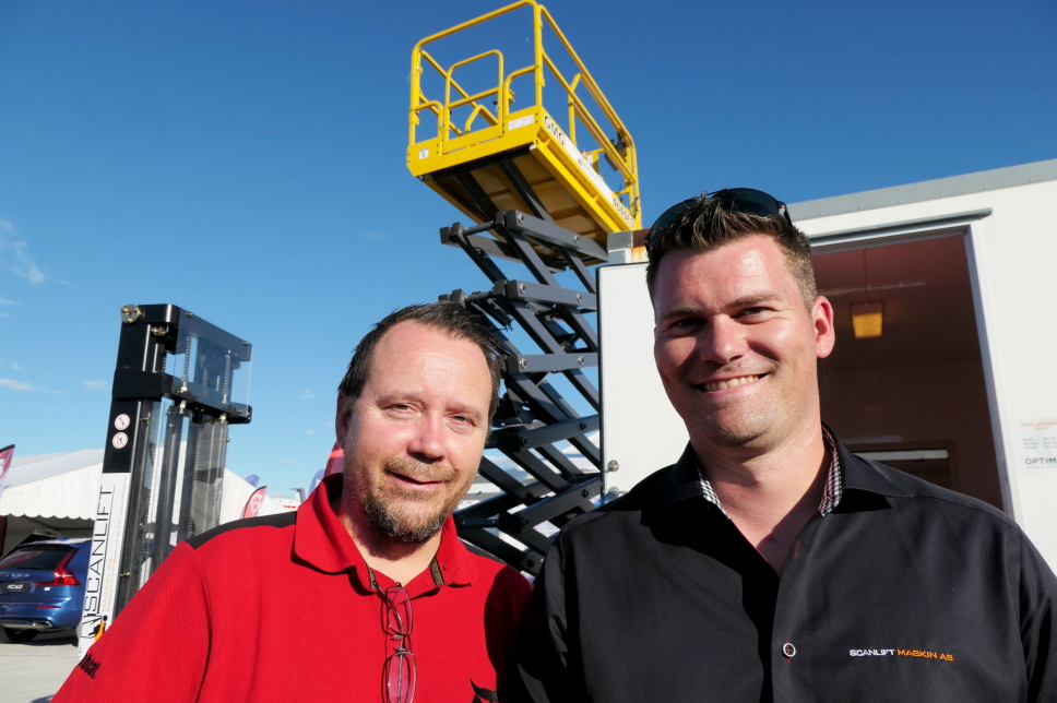 SAKSELIFT: Scanlift Maskins Lasse Aalberg og avdelingsleder Jan Inge Grevstad i Haugesund med GMC-liften som bakgrunn. Foto: Bjørn E. Eriksen