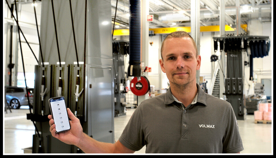 MODERNE: Med en app på sin egen telefon kan servicemarkedsjef Andreas Hansen og alle kollegaer åpne og lukke alle porter inn i verkstedet.