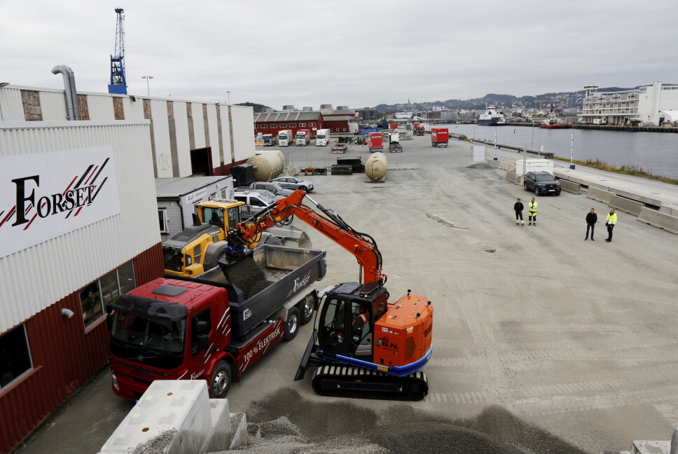 ELEKTRISK DRIFT: Under vårt besøk i Trondheim havn sto en Zeron el-graver for opplastingen av en Volvo tippbil på batteri. Foto: Klaus Eriksen