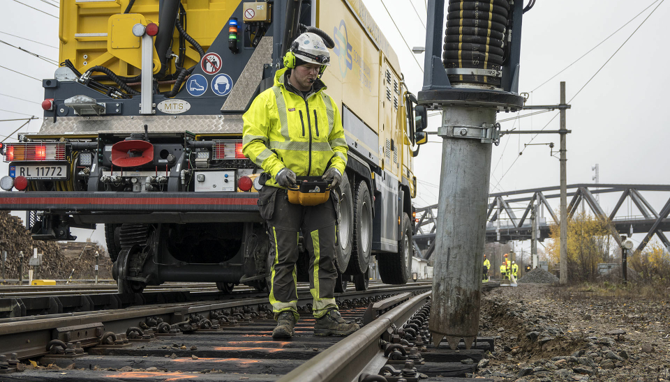 PÅ SPORET: Anders Gjester og kollegaene i Scandinavian Rail System har Norges eneste vakuumgraver bygget på lastebilchassis med jernbaneunderstell. Foto: Privat.
