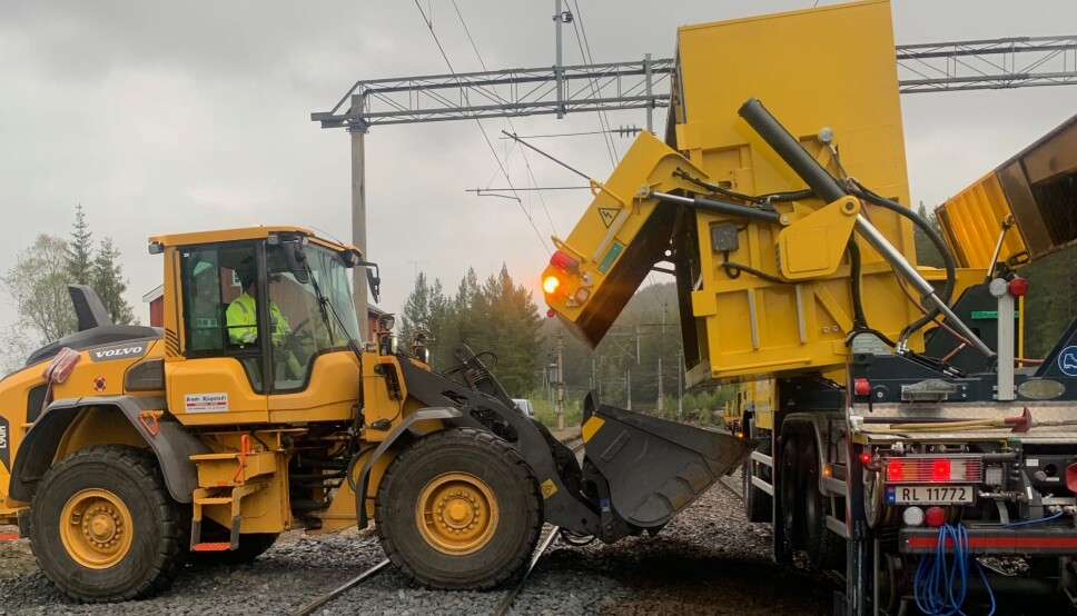 TØMMES: Det 6 kubikk store kammeret på sugebilen kan tømmes på forskjellige måter. Et alternativ er å bære vekk massene med en hjullaster. Foto: Privat.