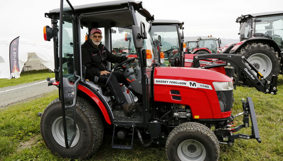 SMÅTT: Men dette fungerer til brøyting i bykjerner, sier produktsjef for Massey Ferguson, Ole Jakob Rustad, i Eikmaskin. Foto: Klaus Eriksen