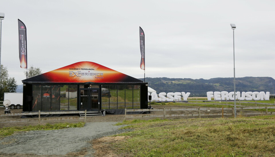STOR RIGG: Dette teltet med store oppholdsrom og konferansesal, er deler av riggen Massey Ferguson kjører rundt i Europa. Foto: Klaus Eriksen