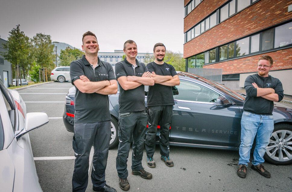 VINN-VINN: Godkjenningsordningen til NOKUT står høyt i kurs hos Tesla. De får tilgang på kvalifisert arbeidskraft. De ansatte får muligheter og kan starte klatringen på karrierestigen internt. (f.v) Mateusz Miler, Adam Bartoszewicz, Przemyslaw Wegier og Jan Petter Trosholmen.