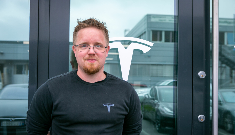 HØY ANDEL: Jan Petter Trosholmen er Service Manager ved Tesla på Rud. I 2021 har hans servicesenter hatt åtte kandidater gjennom NOKUT. – Vi er ganske store, men det er like fullt en høy prosentandel i vårt bilverksted, sier Trosholmen