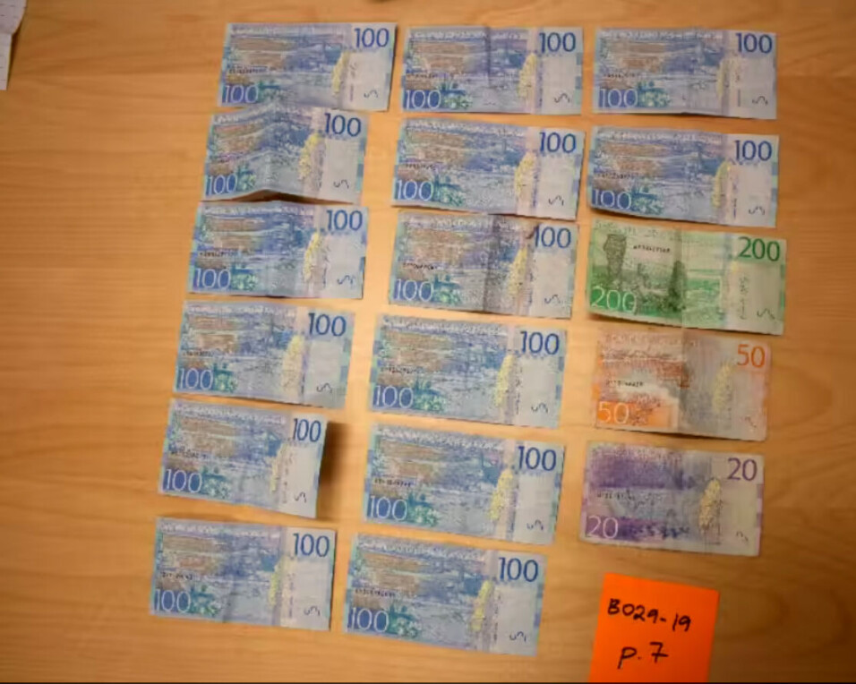 Politiet fant flere seddelbunker hjemme hos mannen. Pengene på bildet er fra funnet.