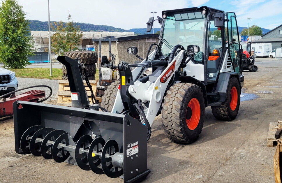 KLAR: En Bobcat L85 med snøfreseren Bobcat SB240 klar for transport til kunde på Tyin. Foto: Anleggsgruppen