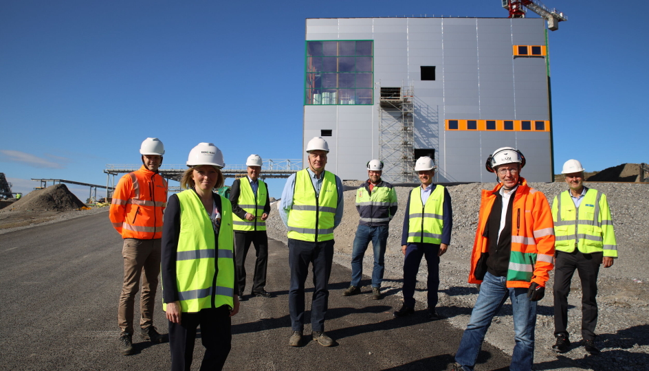 Fra venstre: Mikael Hedström (CEO Ragn-Sells Treatment & Detox AB), Anna Lundbom (Markedssjef EasyMining Sweden AB), Jan Svärd (CEO EasyMining Sweden AB), Lars Lindén (CEO Ragn-Sells Group, styremedlem EasyMining Sweden AB), Stefan Forsberg (Regional Sales Manager Scandinavia HZI), Fabio Dinale (VP Business Development and Executive Committee member HZI), Ulrik Améen (Ragn-Sells prosjektleder Ash2Salt-anlegg Högbytorp og Nils Lannefors (Project Development Manager HZI).