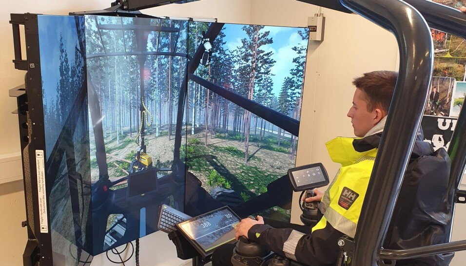 SIMULATOR: Lærling Johannes Øverleir tester den nye Ponsse-simulatoren. Foto: Ponsse