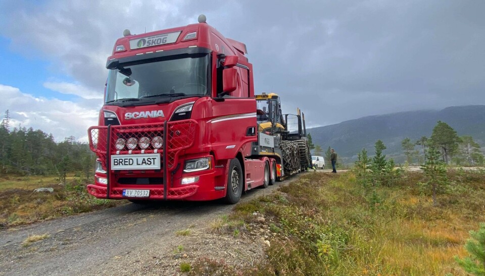TRANSPORT: Skolen har en Scania 530 og maskinhenger til transport av maskinene. Foto: Ben Roger Dyrhaug