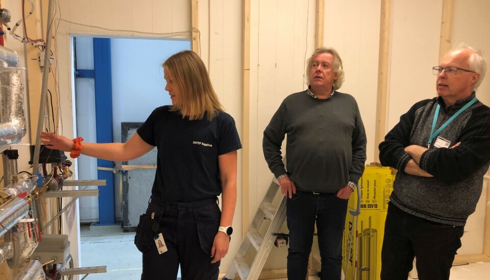 Anja Engtrø (SINTEF), Magnus Evje (Omsorgsbygg Oslo KF) og Geir Andersen (Drammen Eiendom KF) diskuterer løsninger for varmtvannsystemer.