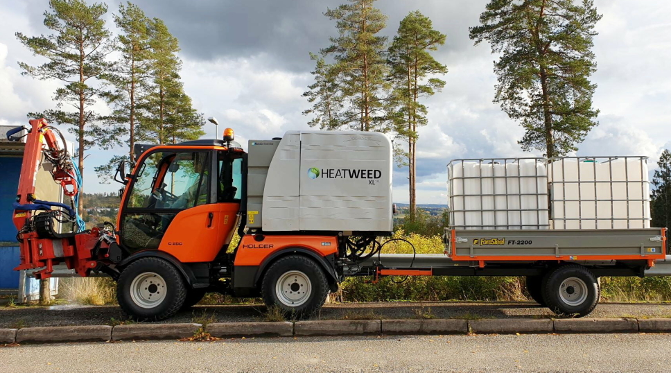 FJERNER UGRESS: Norske Heatweed AS har sammen med den norske importøren HF Maskin Teknikk AS bygget denne enheten på en Holder bæremaskin for å sprøyte langs veiene. Foto: Heatweed