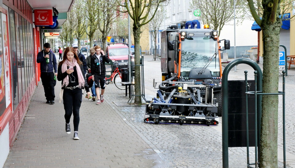 BYSTRØK: Her er en maskin med spyleaggregat i aksjon i sentrumsstrøk for å fjerne ugress mellom brostein. Foto: Heatweed