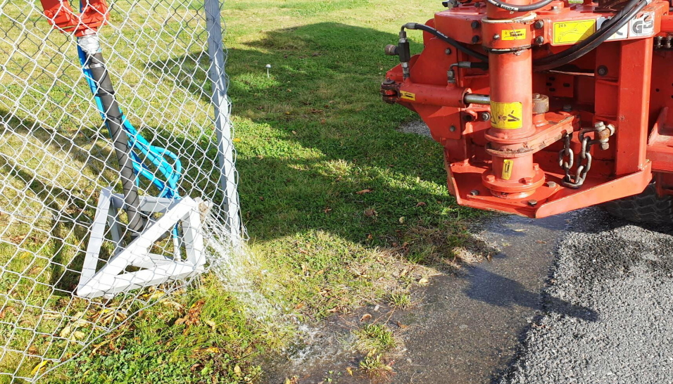 KOMMER TIL: Når nesten kokende vann sprøytes i plantemassen, dør planten raskt. Foto: Heatweed