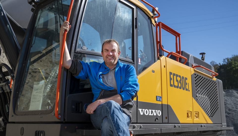 BABY: Lars Dahle i Volvo Maskin har vært med i hele utviklingen av nye EC530E og EC550E. Han er strålende fornøyd med resultatet.