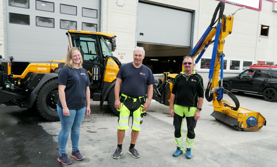 VED VERKSTEDET: Nye Wille 675A, første i Norge, utenfor verkstedet til drifts og vedlikeholdsavdelingen i Jevnaker kommune. Fra venstre: Tonje Haugen (Sigurd Stave Maskin), Iver Engeli (fagansvarlig vei) og maskinfører Kai Sørengen. Foto: Bjørn E. Eriksen